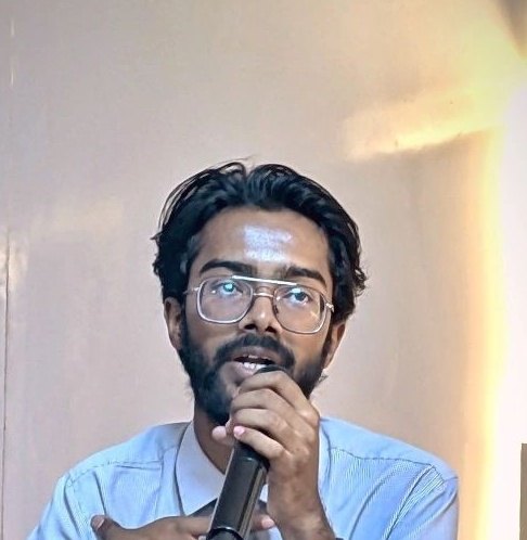 Pranjul Rathour holding a microphone while answering a question during a session